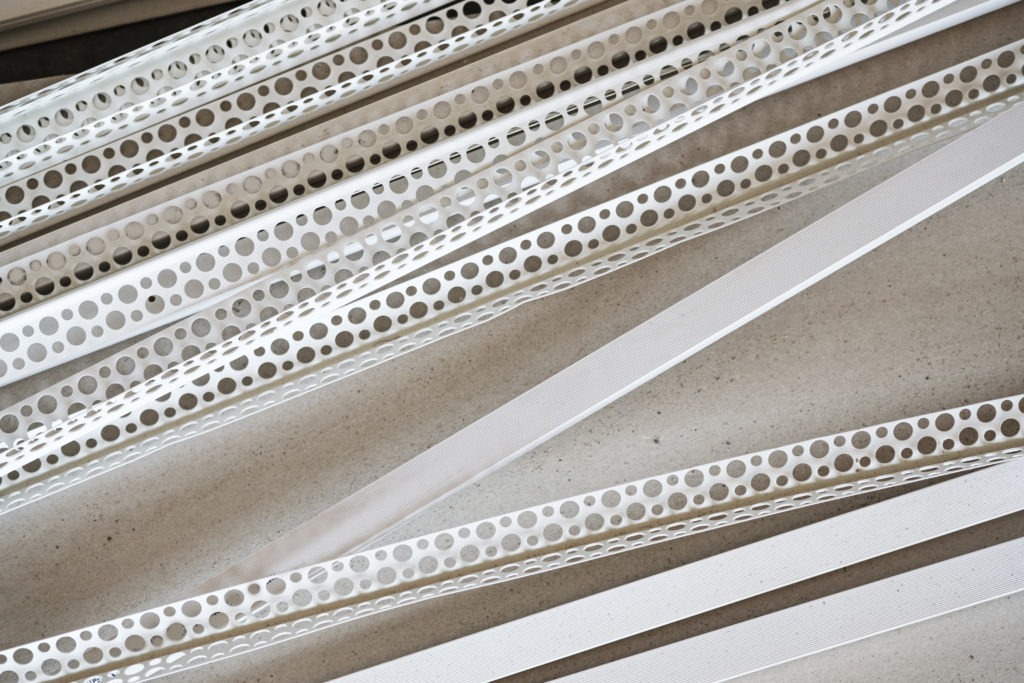 perforated plastic corner for gypsum plasterboard, fixing plasterboard